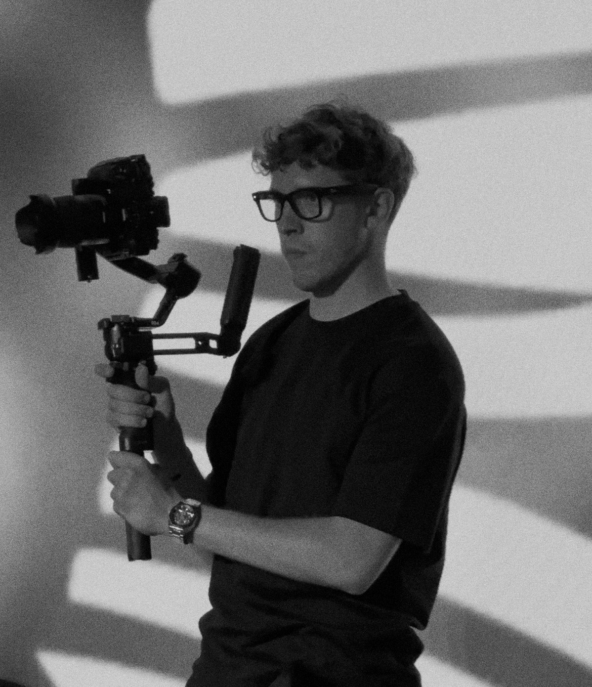 Dan Roland Alexandru filmând cu un stabilizator gimbal