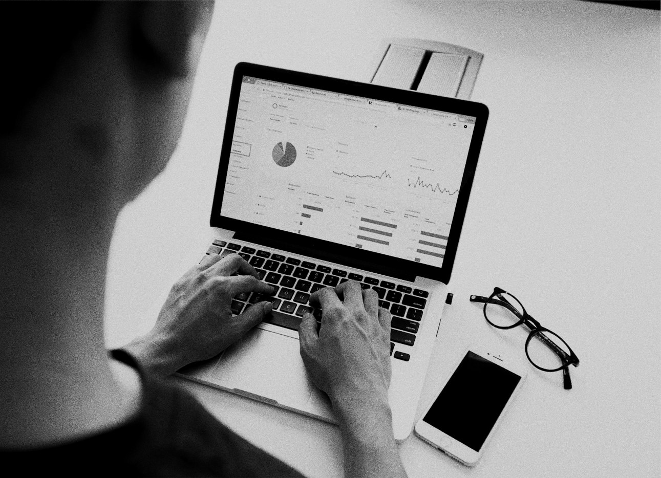 Analiză de piață și date pe dashboard, pe laptop