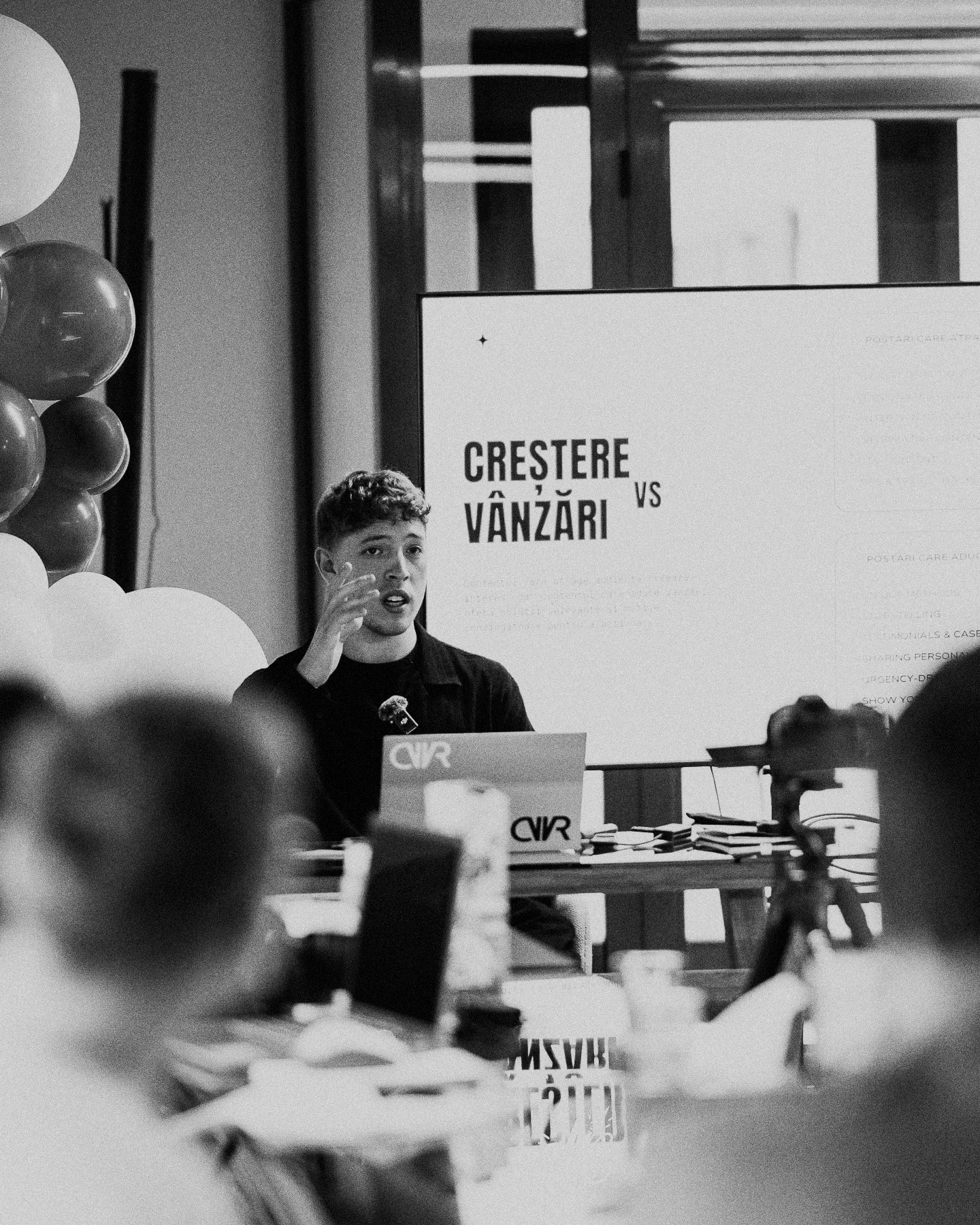 Dan Roland Alexandru, fondatorul Roliny Media, vorbind despre creștere și vânzări la un eveniment